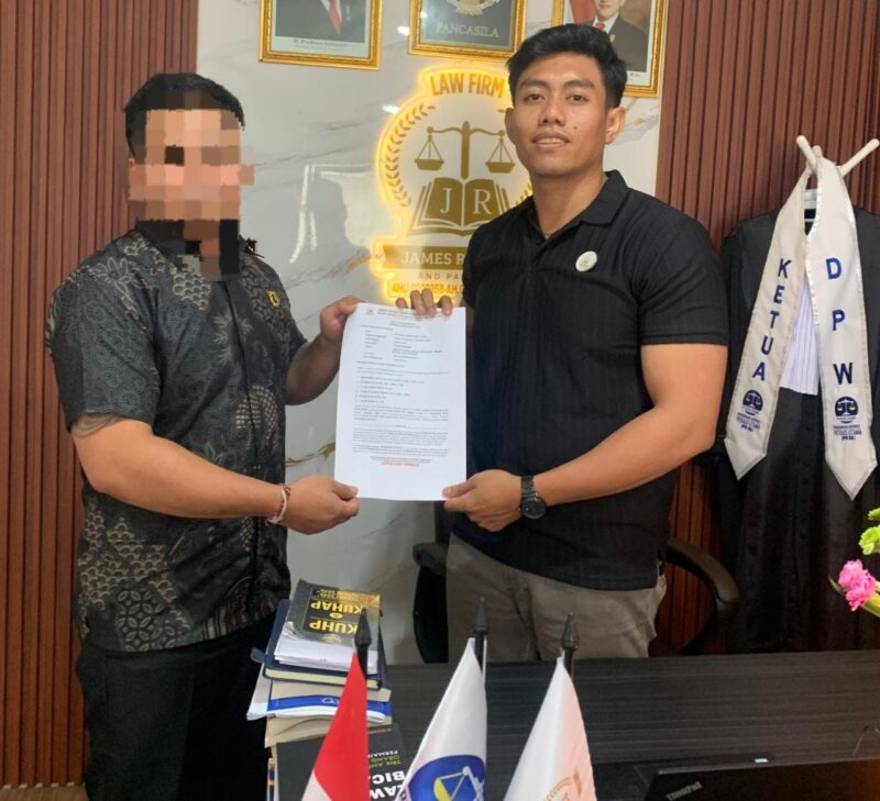 Korban dugaan penganiayaan berinisial KD (kanan) didampingi salah satu kuasa hukumnya, I Putu Agus Alit Diva Pranata, S.H. (kiri), usai membuat laporan resmi di Polsek Marga, Kabupaten Tabanan, Bali. Korban melaporkan dugaan tindak penganiayaan yang diduga dilakukan oleh ayah dari mantan kekasihnya. Saat ini kasus tersebut masih dalam proses penyelidikan pihak kepolisian. Sumber foto dok: Adv Florianus.