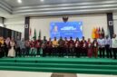 Rektor UMKoe memberikan penghargaan kepada mahasiswa berprestasi tingkat internasional, nasional, dan provinsi. Apresiasi tersebut diberikan sebagai bentuk penghargaan sekaligus dukungan agar mahasiswa terus meningkatkan prestasi dan kontribusinya bagi kampus maupun masyarakat. (Sumber foto dok: Humas UMKoe)