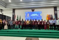 Rektor UMKoe memberikan penghargaan kepada mahasiswa berprestasi tingkat internasional, nasional, dan provinsi. Apresiasi tersebut diberikan sebagai bentuk penghargaan sekaligus dukungan agar mahasiswa terus meningkatkan prestasi dan kontribusinya bagi kampus maupun masyarakat. (Sumber foto dok: Humas UMKoe)