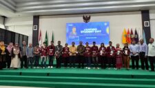 Rektor UMKoe memberikan penghargaan kepada mahasiswa berprestasi tingkat internasional, nasional, dan provinsi. Apresiasi tersebut diberikan sebagai bentuk penghargaan sekaligus dukungan agar mahasiswa terus meningkatkan prestasi dan kontribusinya bagi kampus maupun masyarakat. (Sumber foto dok: Humas UMKoe)
