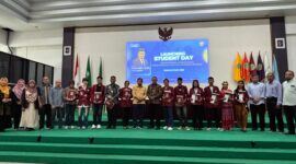 Rektor UMKoe memberikan penghargaan kepada mahasiswa berprestasi tingkat internasional, nasional, dan provinsi. Apresiasi tersebut diberikan sebagai bentuk penghargaan sekaligus dukungan agar mahasiswa terus meningkatkan prestasi dan kontribusinya bagi kampus maupun masyarakat. (Sumber foto dok: Humas UMKoe)