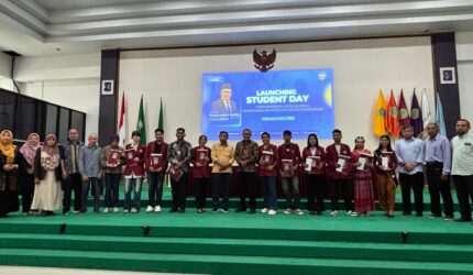 Rektor UMKoe memberikan penghargaan kepada mahasiswa berprestasi tingkat internasional, nasional, dan provinsi. Apresiasi tersebut diberikan sebagai bentuk penghargaan sekaligus dukungan agar mahasiswa terus meningkatkan prestasi dan kontribusinya bagi kampus maupun masyarakat. (Sumber foto dok: Humas UMKoe)