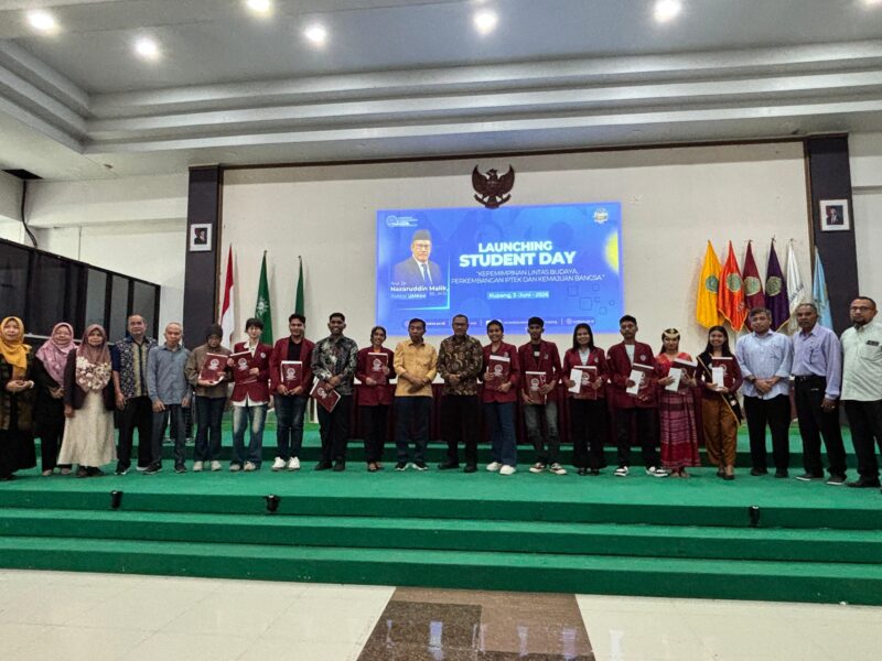 Rektor UMKoe memberikan penghargaan kepada mahasiswa berprestasi tingkat internasional, nasional, dan provinsi. Apresiasi tersebut diberikan sebagai bentuk penghargaan sekaligus dukungan agar mahasiswa terus meningkatkan prestasi dan kontribusinya bagi kampus maupun masyarakat. (Sumber foto dok: Humas UMKoe)