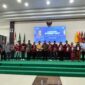 Rektor UMKoe memberikan penghargaan kepada mahasiswa berprestasi tingkat internasional, nasional, dan provinsi. Apresiasi tersebut diberikan sebagai bentuk penghargaan sekaligus dukungan agar mahasiswa terus meningkatkan prestasi dan kontribusinya bagi kampus maupun masyarakat. (Sumber foto dok: Humas UMKoe)