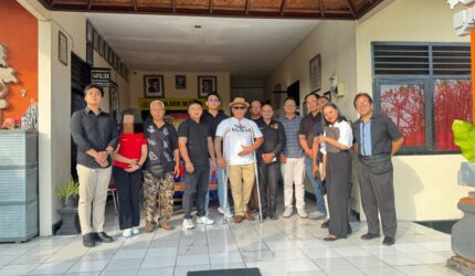 Foto Tim Kuasa Hukum Law Firma James Rikard & Partners Usai Berhasil Mediasi Kasus Dugaan Penganiayaan di Polsek Marga Tabanan. (Sumber foto: Advokat Florianus).