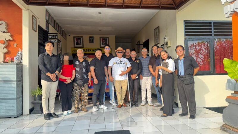 Foto Tim Kuasa Hukum Law Firma James Rikard & Partners Usai Berhasil Mediasi Kasus Dugaan Penganiayaan di Polsek Marga Tabanan. (Sumber foto: Advokat Florianus).
