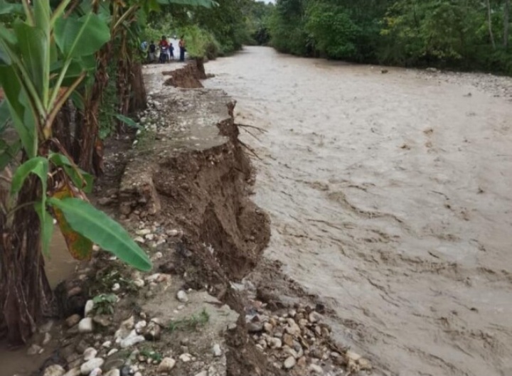 Kondisi jalan penghubung antara Dusun Uluklubuk dan Desa Weoe, Kecamatan Wewiku, Kabupaten Malaka.Foto:Dok.hironimus/