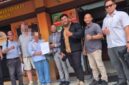  Law Firm James Richard and Partners bersama klien WNA dan WNI berfoto usai pelaksanaan mediasi yang difasilitasi oleh Penyidik Subdit 1 Unit 5 Ditreskrimum Polda Bali terkait perkara dugaan tindak pidana penipuan dan penggelapan.
