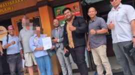  Law Firm James Richard and Partners bersama klien WNA dan WNI berfoto usai pelaksanaan mediasi yang difasilitasi oleh Penyidik Subdit 1 Unit 5 Ditreskrimum Polda Bali terkait perkara dugaan tindak pidana penipuan dan penggelapan.
