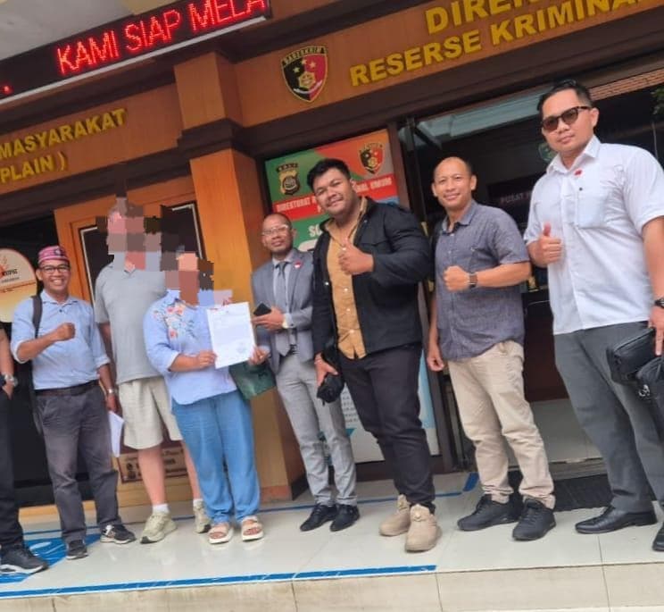  Law Firm James Richard and Partners bersama klien WNA dan WNI berfoto usai pelaksanaan mediasi yang difasilitasi oleh Penyidik Subdit 1 Unit 5 Ditreskrimum Polda Bali terkait perkara dugaan tindak pidana penipuan dan penggelapan.

