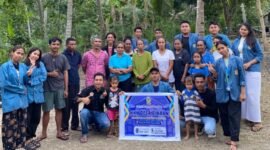 Warga Dusun 4 RT 14 Desa Nekmese Dilatih Mengolah Pisang Menjadi Anggur Pisang, Program Unggulan Kelompok 4 KKN Desa Binaan Unwira Kupang.(Sumber foto dok: Aldo)