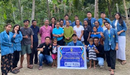 Warga Dusun 4 RT 14 Desa Nekmese Dilatih Mengolah Pisang Menjadi Anggur Pisang, Program Unggulan Kelompok 4 KKN Desa Binaan Unwira Kupang.(Sumber foto dok: Aldo)