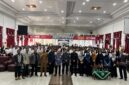 Pose bersama jajaran pimpinan, dosen, dan mahasiswa. Usai dilaksanakanya pembukaan pembekalan KKN tahun ajaran 2026/2027 Universitas Muhammadiyah Kupang. (Sumber foto dok: Humas UM.Koe)