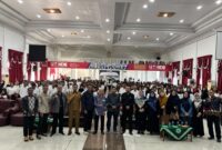 Pose bersama jajaran pimpinan, dosen, dan mahasiswa. Usai dilaksanakanya pembukaan pembekalan KKN tahun ajaran 2026/2027 Universitas Muhammadiyah Kupang. (Sumber foto dok: Humas UM.Koe)