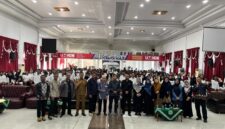 Pose bersama jajaran pimpinan, dosen, dan mahasiswa. Usai dilaksanakanya pembukaan pembekalan KKN tahun ajaran 2026/2027 Universitas Muhammadiyah Kupang. (Sumber foto dok: Humas UM.Koe)