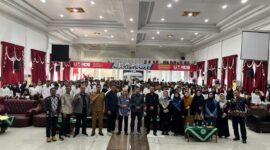 Pose bersama jajaran pimpinan, dosen, dan mahasiswa. Usai dilaksanakanya pembukaan pembekalan KKN tahun ajaran 2026/2027 Universitas Muhammadiyah Kupang. (Sumber foto dok: Humas UM.Koe)