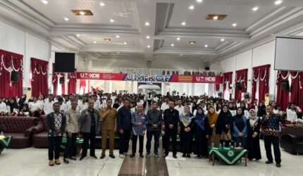 Pose bersama jajaran pimpinan, dosen, dan mahasiswa. Usai dilaksanakanya pembukaan pembekalan KKN tahun ajaran 2026/2027 Universitas Muhammadiyah Kupang. (Sumber foto dok: Humas UM.Koe)