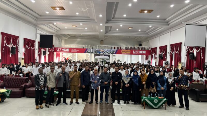 Pose bersama jajaran pimpinan, dosen, dan mahasiswa. Usai dilaksanakanya pembukaan pembekalan KKN tahun ajaran 2026/2027 Universitas Muhammadiyah Kupang. (Sumber foto dok: Humas UM.Koe)