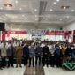 Pose bersama jajaran pimpinan, dosen, dan mahasiswa. Usai dilaksanakanya pembukaan pembekalan KKN tahun ajaran 2026/2027 Universitas Muhammadiyah Kupang. (Sumber foto dok: Humas UM.Koe)