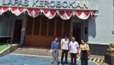 Pose bersama klien berinisial MK yang didampingi oleh Kuasa Hukum Law Firma James Richard & Partners. Usai putusan sidang (Sumber foto dok: Adv. Florianus).