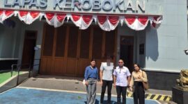 Pose bersama klien berinisial MK yang didampingi oleh Kuasa Hukum Law Firma James Richard & Partners. Usai putusan sidang (Sumber foto dok: Adv. Florianus).
