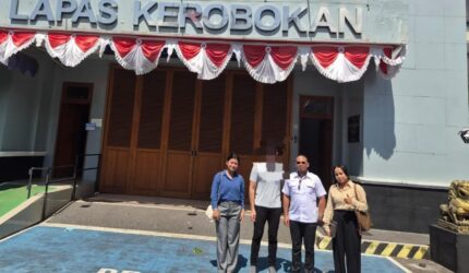 Pose bersama klien berinisial MK yang didampingi oleh Kuasa Hukum Law Firma James Richard & Partners. Usai putusan sidang (Sumber foto dok: Adv. Florianus).
