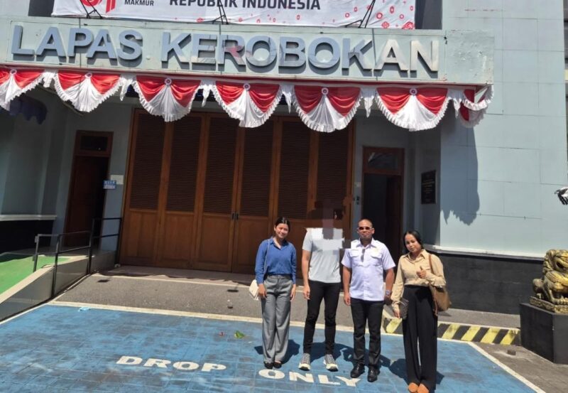 Pose bersama klien berinisial MK yang didampingi oleh Kuasa Hukum Law Firma James Richard & Partners. Usai putusan sidang (Sumber foto dok: Adv. Florianus).
