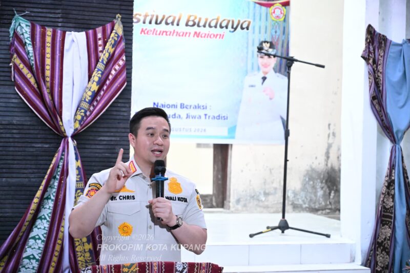 Wali Kota Kupang, dr. Christian Widodo, saat memberikan sambutan pada pembukaan Event Budaya Kelurahan Naioni di Kantor Lurah Naioni, Jumat (07/08/2026).
‎