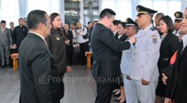 Wali Kota Kupang, dr. Christian Widodo, didampingi Wakil Wali Kota Serena Cosgrova Francis, saat melantik 148 pejabat administrator, pengawas, dan fungsional di Aula Rumah Jabatan Wali Kota Kupang, Senin (10/08/2026).