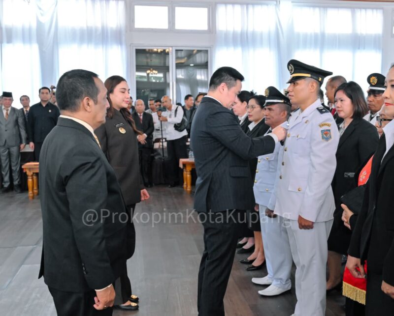 Wali Kota Kupang, dr. Christian Widodo, didampingi Wakil Wali Kota Serena Cosgrova Francis, saat melantik 148 pejabat administrator, pengawas, dan fungsional di Aula Rumah Jabatan Wali Kota Kupang, Senin (10/08/2026).