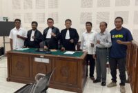 Foto bersama tim kuasa hukum dan Koordinator KPA NTT usai tiga warga adat Nangahale diputus bebas oleh PN Maumere.Foto:Doc/KPA