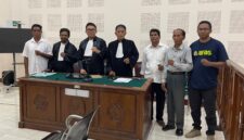Foto bersama tim kuasa hukum dan Koordinator KPA NTT usai tiga warga adat Nangahale diputus bebas oleh PN Maumere.Foto:Doc/KPA