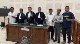 Foto bersama tim kuasa hukum dan Koordinator KPA NTT usai tiga warga adat Nangahale diputus bebas oleh PN Maumere.Foto:Doc/KPA