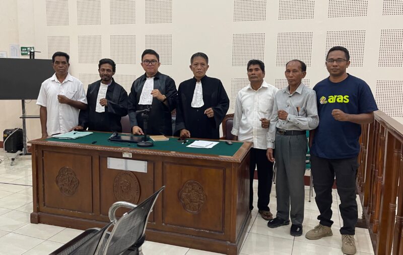 Foto bersama tim kuasa hukum dan Koordinator KPA NTT usai tiga warga adat Nangahale diputus bebas oleh PN Maumere.Foto:Doc/KPA