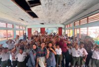 Mahasiswa KKN Universitas Muhammadiyah Kupang bersama siswa dan guru SDK St. 1 Nanggapanda saat usai sosialisasi anti-bullying, Kamis (13/08/2026).Foto:Dok.Tiara Mau/
‎