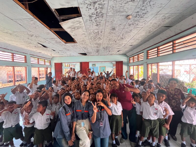 Mahasiswa KKN Universitas Muhammadiyah Kupang bersama siswa dan guru SDK St. 1 Nanggapanda saat usai sosialisasi anti-bullying, Kamis (13/08/2026).Foto:Dok.Tiara Mau/
‎