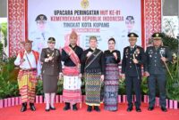 Wali Kota Kupang, dr. Christian Widodo, dan Wakil Wali Kota Kupang, Serena Cosgrova Francis, S.Sos., M.Sc., menunjukkan solidaritas kepada masyarakat Flores yang terdampak gempa bumi melalui busana yang mereka kenakan saat Upacara Peringatan HUT Kemerdekaan ke-81 Republik Indonesia Tingkat Kota Kupang, Senin (17/8/2026).
