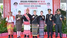 Wali Kota Kupang, dr. Christian Widodo, dan Wakil Wali Kota Kupang, Serena Cosgrova Francis, S.Sos., M.Sc., menunjukkan solidaritas kepada masyarakat Flores yang terdampak gempa bumi melalui busana yang mereka kenakan saat Upacara Peringatan HUT Kemerdekaan ke-81 Republik Indonesia Tingkat Kota Kupang, Senin (17/8/2026).