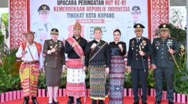 Wali Kota Kupang, dr. Christian Widodo, dan Wakil Wali Kota Kupang, Serena Cosgrova Francis, S.Sos., M.Sc., menunjukkan solidaritas kepada masyarakat Flores yang terdampak gempa bumi melalui busana yang mereka kenakan saat Upacara Peringatan HUT Kemerdekaan ke-81 Republik Indonesia Tingkat Kota Kupang, Senin (17/8/2026).