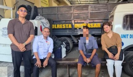Keluarga Korba bersama Kuasa Hukum Lawfirm James Richard & Partners/Sumber Foto Dok: Adv Florianus/