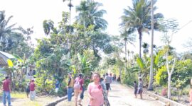 Mahasiswa KKN UMKOE Kupang bersama Kepala Desa dan masyarakat Desa Nabutaek bergotong royong mendukung program pengadaan air bersih.Jumat (14/08/2026) FOTO:Agapitus Nahak/
