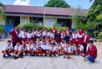 Mahasiswa KKN Reguler UM.Koe bersama siswa-siswi kelas VI UPTD SD Inpres Naikoten 2 berfoto bersama usai mengikuti sosialisasi pencegahan bullying di Kelurahan Naikoten 1, Kecamatan Kota Raja, Kota Kupang, NTT, Senin (31/8/2026). Sumber Foto. Dok: Hefri Persli.