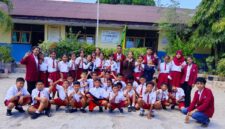 Mahasiswa KKN Reguler UM.Koe bersama siswa-siswi kelas VI UPTD SD Inpres Naikoten 2 berfoto bersama usai mengikuti sosialisasi pencegahan bullying di Kelurahan Naikoten 1, Kecamatan Kota Raja, Kota Kupang, NTT, Senin (31/8/2026). Sumber Foto. Dok: Hefri Persli.