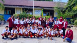 Mahasiswa KKN Reguler UM.Koe bersama siswa-siswi kelas VI UPTD SD Inpres Naikoten 2 berfoto bersama usai mengikuti sosialisasi pencegahan bullying di Kelurahan Naikoten 1, Kecamatan Kota Raja, Kota Kupang, NTT, Senin (31/8/2026). Sumber Foto. Dok: Hefri Persli.