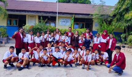 Mahasiswa KKN Reguler UM.Koe bersama siswa-siswi kelas VI UPTD SD Inpres Naikoten 2 berfoto bersama usai mengikuti sosialisasi pencegahan bullying di Kelurahan Naikoten 1, Kecamatan Kota Raja, Kota Kupang, NTT, Senin (31/8/2026). Sumber Foto. Dok: Hefri Persli.