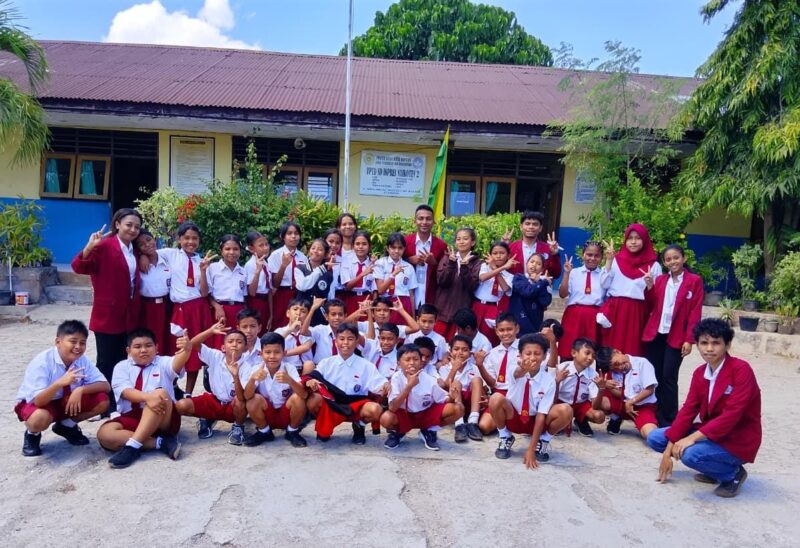 Mahasiswa KKN Reguler UM.Koe bersama siswa-siswi kelas VI UPTD SD Inpres Naikoten 2 berfoto bersama usai mengikuti sosialisasi pencegahan bullying di Kelurahan Naikoten 1, Kecamatan Kota Raja, Kota Kupang, NTT, Senin (31/8/2026). Sumber Foto. Dok: Hefri Persli.