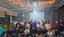 Foto bersama usai diskusi publik dan bedah buku #Reset Indonesia: Gagasan tentang Indonesia Baru di Sekretariat DPD GAMKI NTT, Kota Kupang, Selasa, (25/8/2026). Foto:Isth/