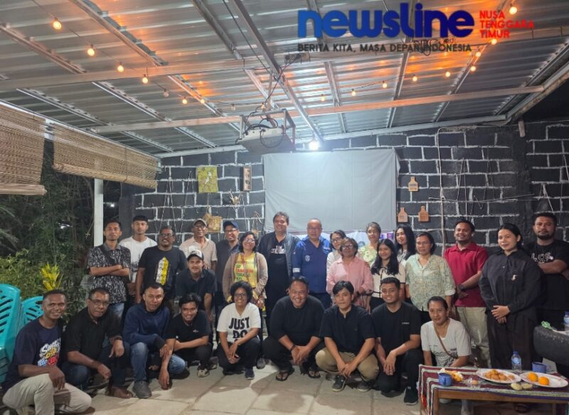 Foto bersama usai diskusi publik dan bedah buku #Reset Indonesia: Gagasan tentang Indonesia Baru di Sekretariat DPD GAMKI NTT, Kota Kupang, Selasa, (25/8/2026). Foto:Isth/