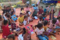 Anak-anak tampak sedang belajar bersama setelah kembali ke rumah masing-masing. Tim Ekspedisi Solidaritas Gempa Flores-NTT memberikan trauma healing kepada anak-anak selama satu minggu guna memenuhi kebutuhan anak dan lansia selama berada di sana. (Foto: Tim Ekspedisi Gempa Flores-NTT)