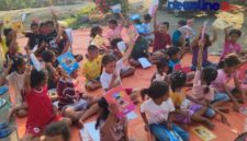 Anak-anak tampak sedang belajar bersama setelah kembali ke rumah masing-masing. Tim Ekspedisi Solidaritas Gempa Flores-NTT memberikan trauma healing kepada anak-anak selama satu minggu guna memenuhi kebutuhan anak dan lansia selama berada di sana. (Foto: Tim Ekspedisi Gempa Flores-NTT)